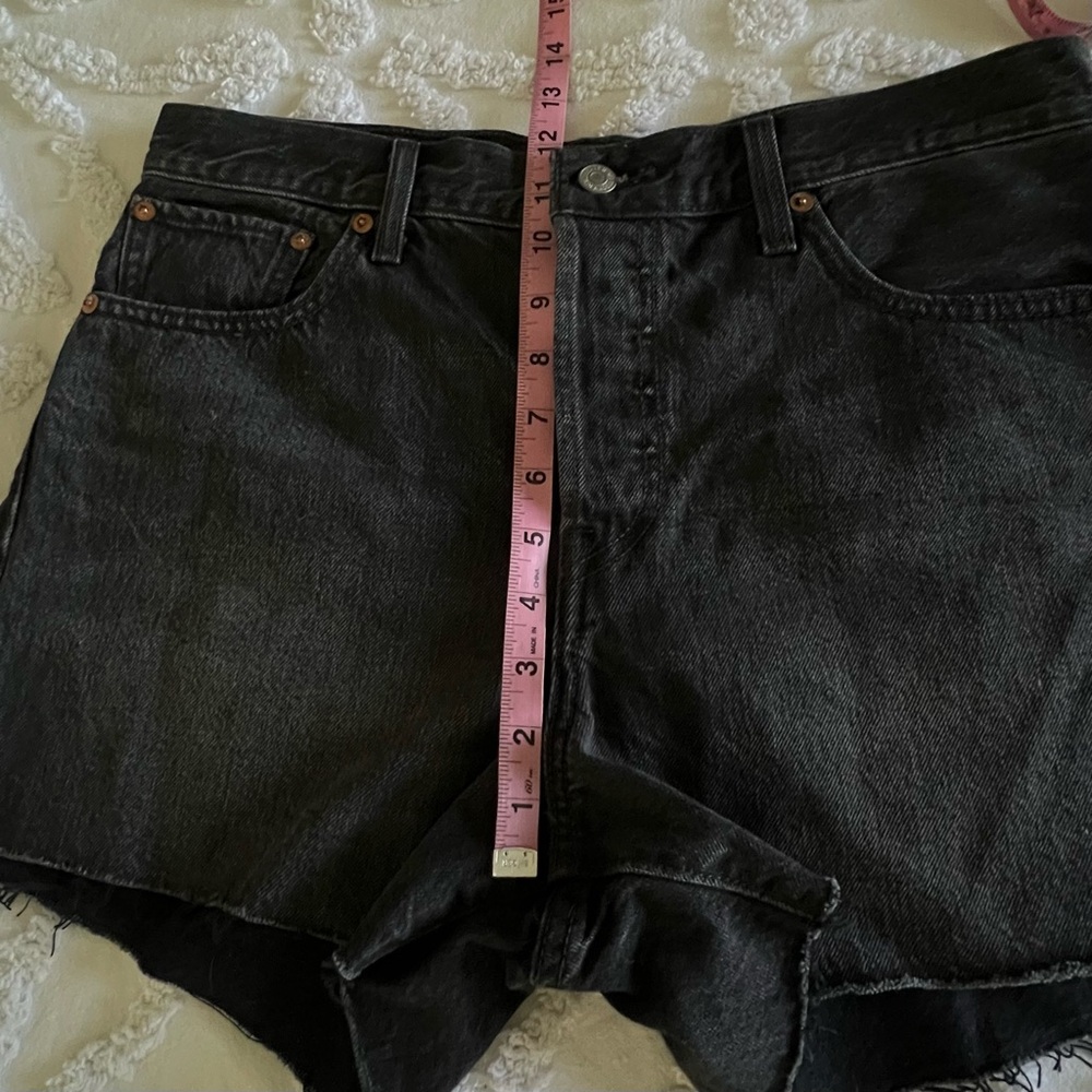 Levi's Wedgie Washed Black Shorts Dark Gray Button Fly Frayed Hem Size 31 - Picture 11 of 13